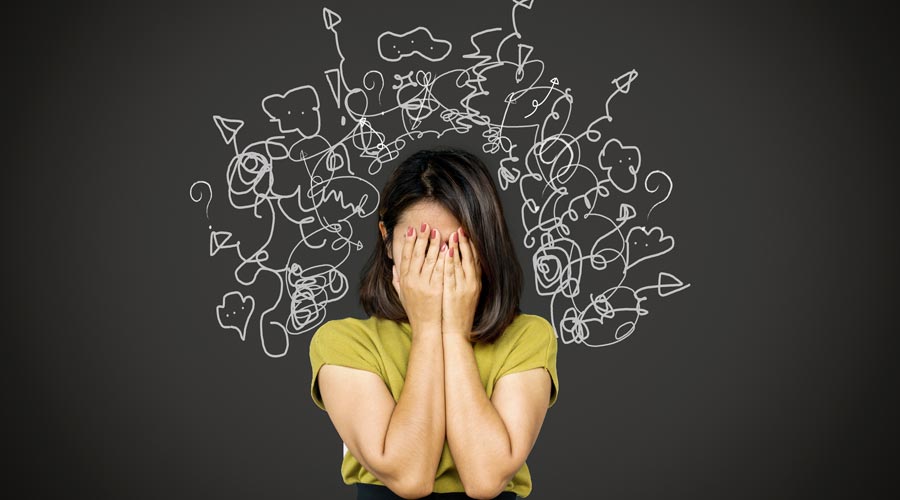 Una dona tapant-se la cara amb signes d'estrès