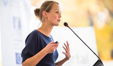 Una dona davant d'un micròfon