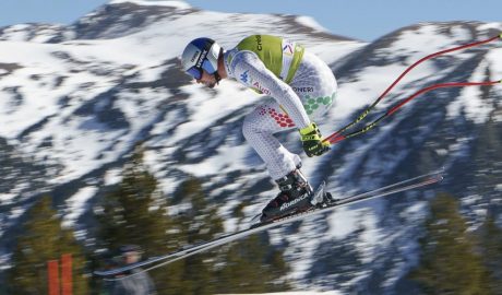 Un esquiador d'esquí alpí