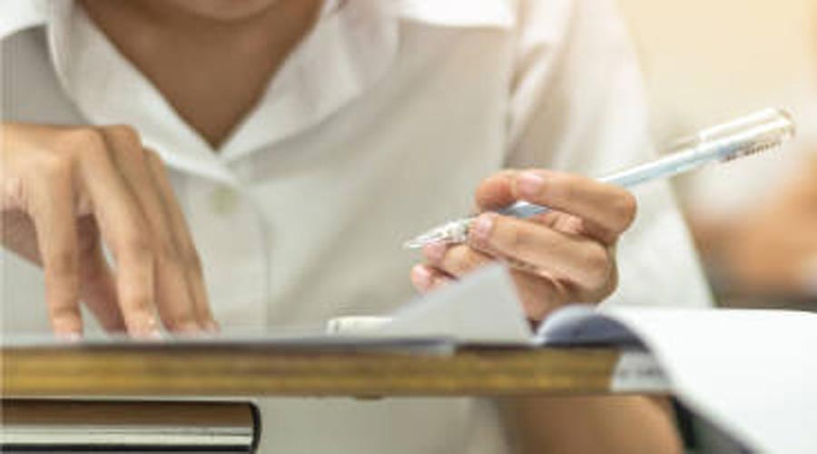 Una persona fent un examen