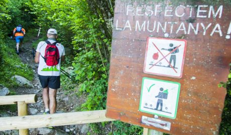 Un rètol que diu de respectar la muntanya i no tirar deixalles