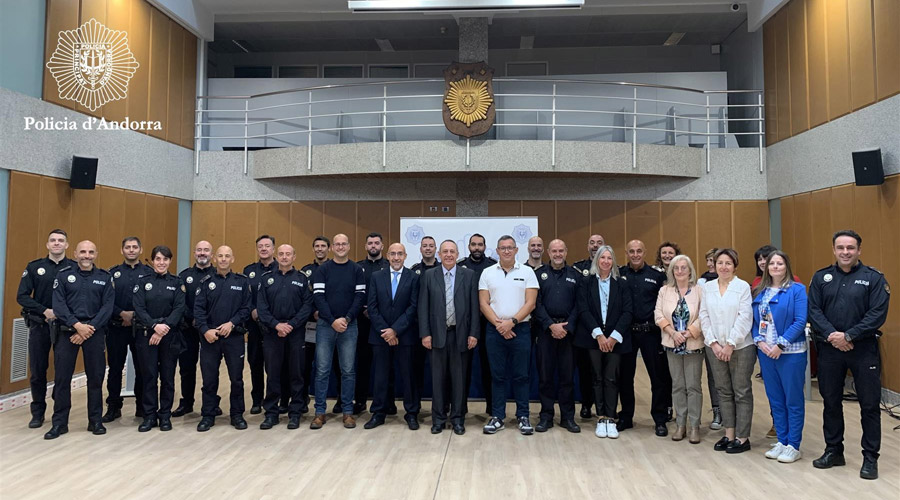 Membres de la Policia que han fet una formació per a detectar documents falsos