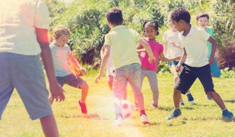 Nens i nenes jugant a futbol