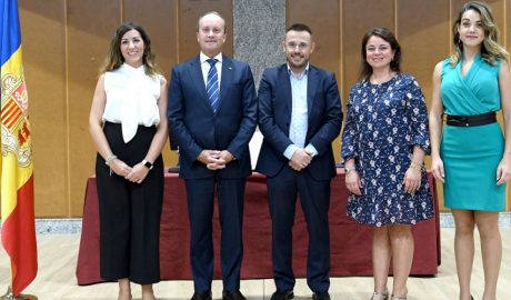 Tres dones que han jurat a Govern el càrrec d'intèrpret i traductores