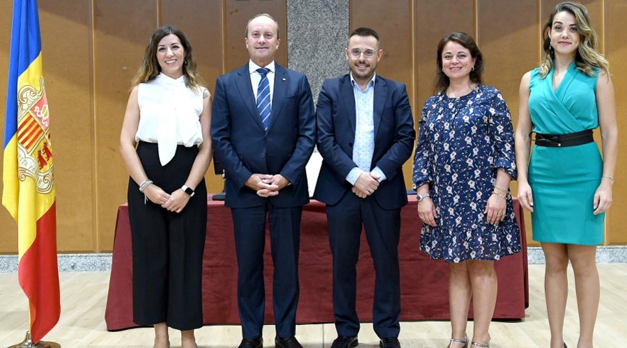 Tres dones que han jurat a Govern el càrrec d'intèrpret i traductores