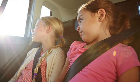 Dues nenes amb el cinturó del cotxe cordat