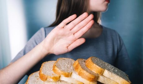 Una dona que rebutja el pa de motlle