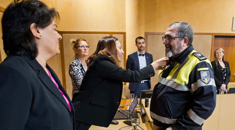 L'agentde circulació de la Massana rebent un reconeixement del comú per la seva jubilació
