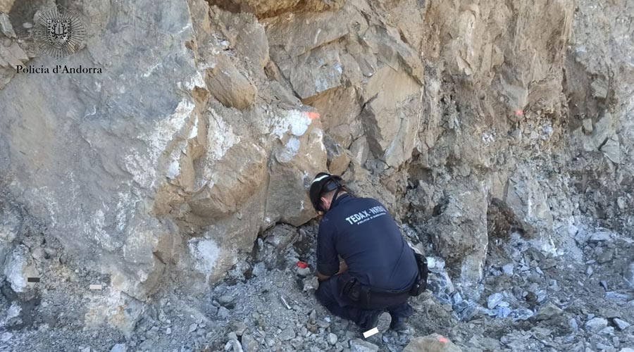 Un membre del TEDAX d'Andorra preparant la detonació d'un explosiu