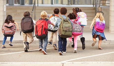 Infants entrant a l'edifici de l'escola