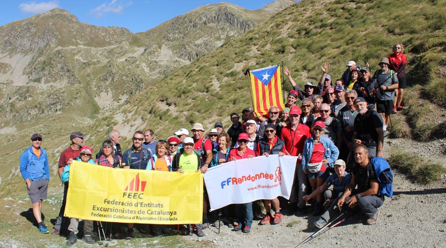 Els participants de la 9a edició de la Trobada Senderista Transfronterera dels Pirineus