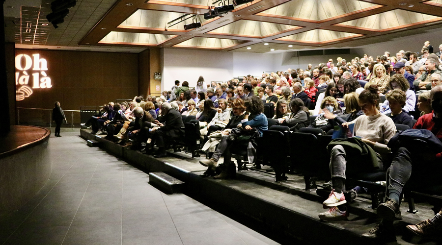 Ple absolut a la sala per a veure una obra de teatre a Encamp