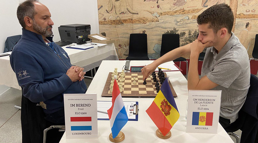 L'escaquista andorrà Lance Henderson imposant-se al seu rival