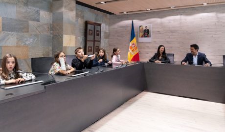 Visita d'alumnes al Comú d'Ordino rebuts pels dos cònsols