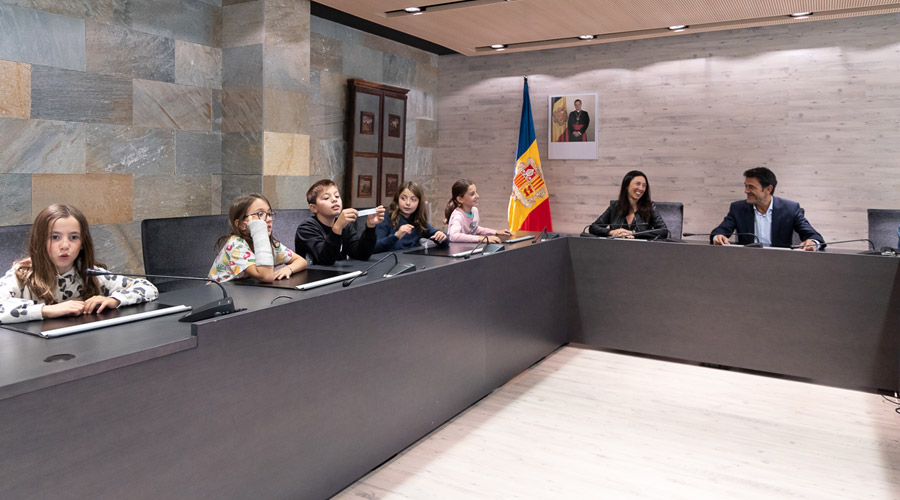 Visita d'alumnes al Comú d'Ordino rebuts pels dos cònsols