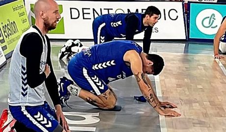 Jugadors del BC Andorra fent escalfament