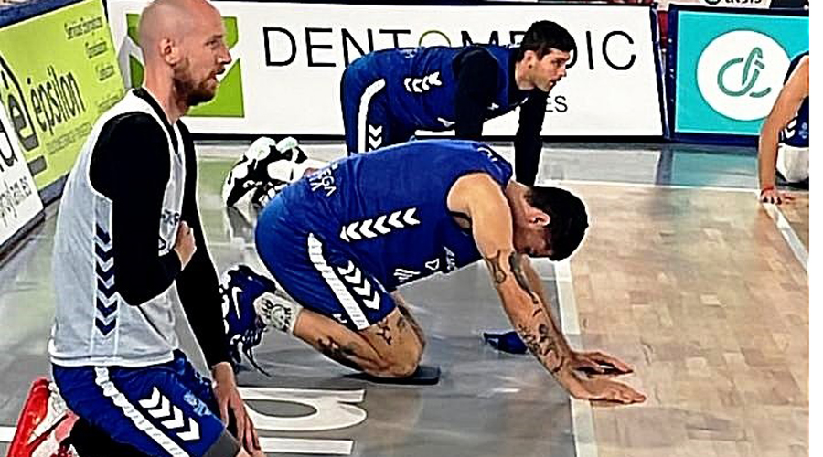 Jugadors del BC Andorra fent escalfament