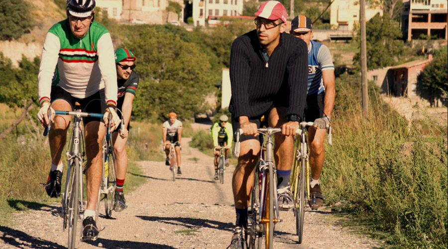 Homes damunt de bicicletes antigues