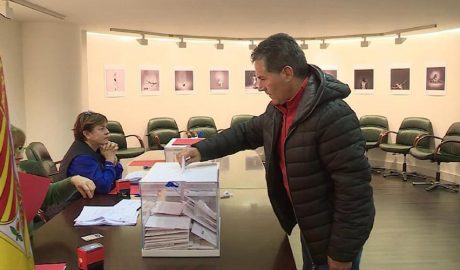 Un resident espanyol votant a Andorra per les eleccions del seu país