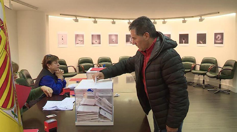 Un resident espanyol votant a Andorra per les eleccions del seu país