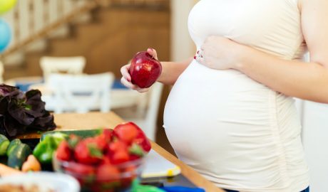 Embarassada menjant una poma