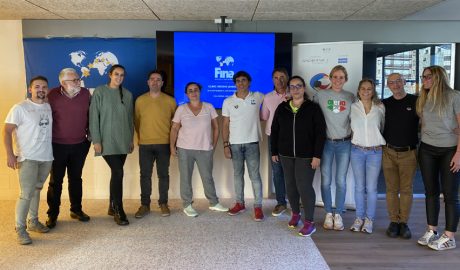 L'entrenador de natació Raúl Bernal amb els participants d'un clínic a Andorra