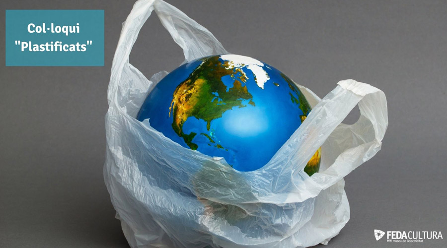 El planeta Terra dins d'una bossa de plàstic per a conscienciar de la contaminació d'aquest material