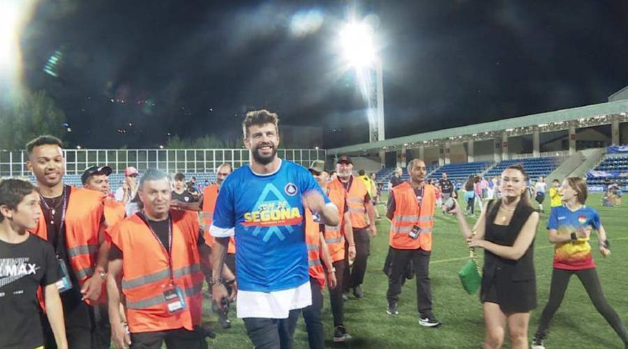Gerard Piqué celebrant l'ascens del FC Andorra a segona divisió