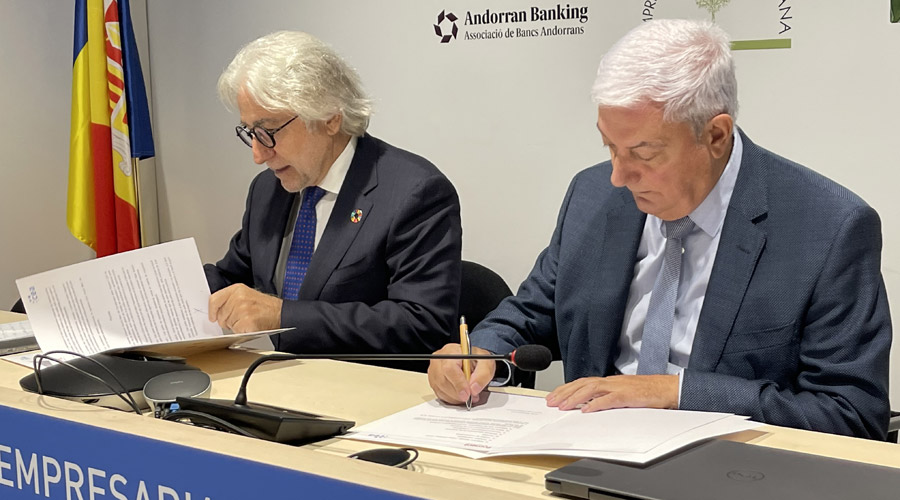 Josep Sánchez Llibre i Gerard Cadena signant un conveni de col·laboració