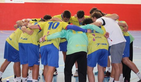 La selecció andorrana d'handbol júnior fent pinya