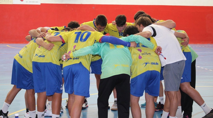La selecció andorrana d'handbol júnior fent pinya