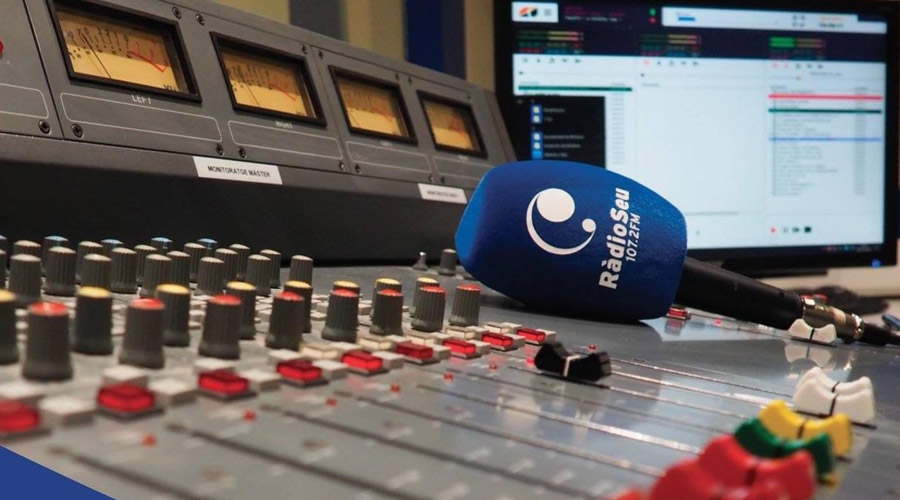 Una taula de so i un micròfon de RàdioSeu