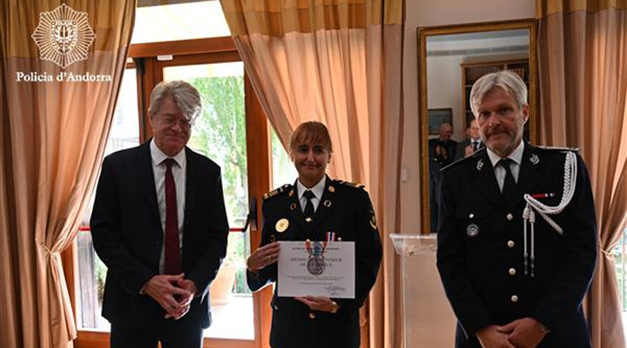 La comissària major de la Policia, Teresa Ferreira, rep una condecoració per part de la Policia francesa