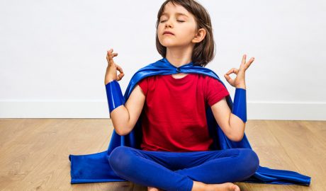 Un nen relaxant-se
