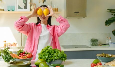 Una noia amb aliments saludables