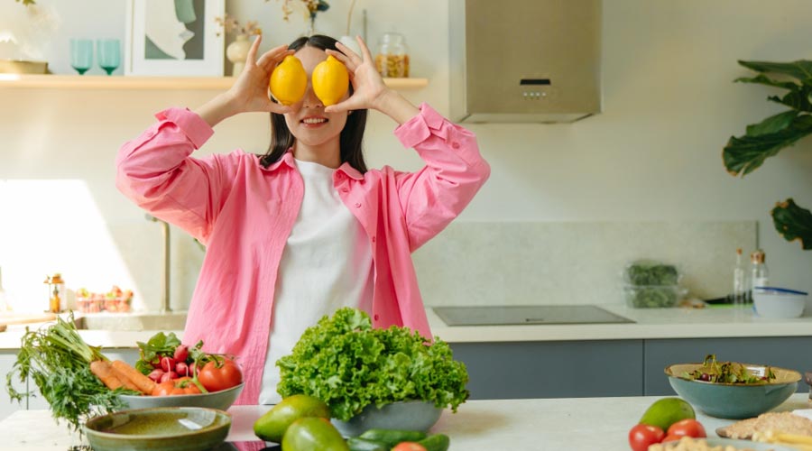 Una noia amb aliments saludables