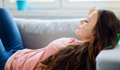 Una noia fent la migdiada