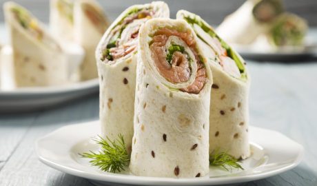 Wraps farcits de salmó, ou i enciam