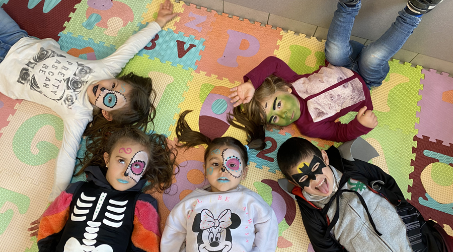 Infants pintats en les activitats de Tots Sants a Encamp