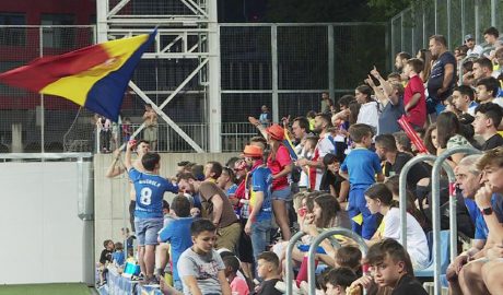 Aficionats del FC Andorra animant des de la grada