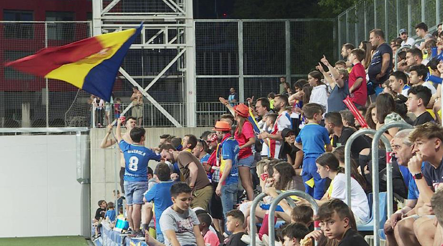 Aficionats del FC Andorra animant des de la grada