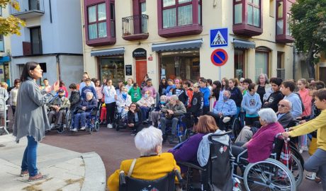 Alumnes de l'Escola Albert Vives visiten els comerços històrics de la Seu