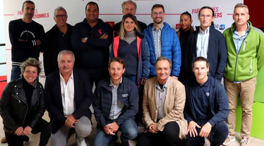 Foto de família dels diferents representants que han participat a la trobada del sector de l’esport de l’Euroregió