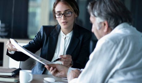Una dona fent una auditoria en una empresa