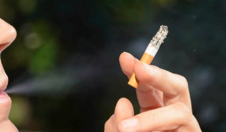 Un home apurant una cigarreta