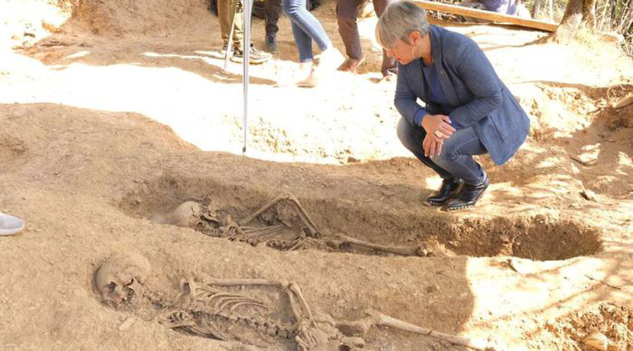 La consellera de Justícia, Lourdes Ciuró, davant de cossos que s'han trobat a Canturri de la Guerra Civil