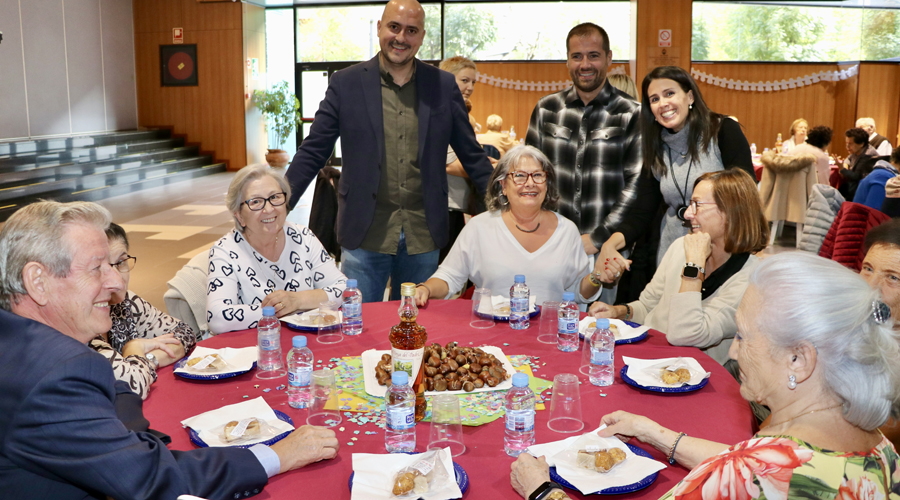 La gent gran d'Encamp celebrant la Castanyada