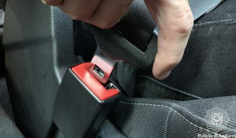 Una persona cordant-se el cinturó de seguretat