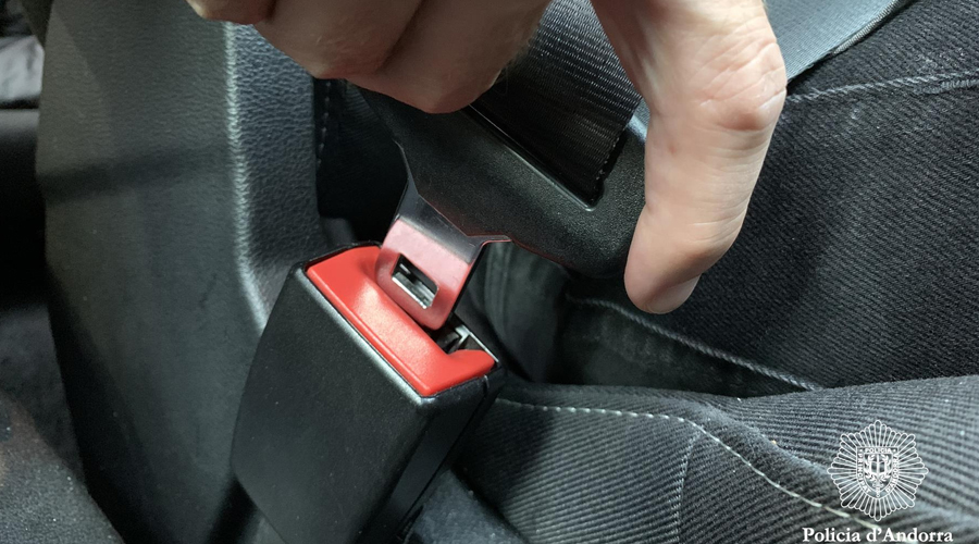 Una persona cordant-se el cinturó de seguretat