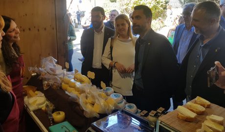 El conseller de la Generalitat, Roger Torrent, visitant la Fira del Formatge de la Seu